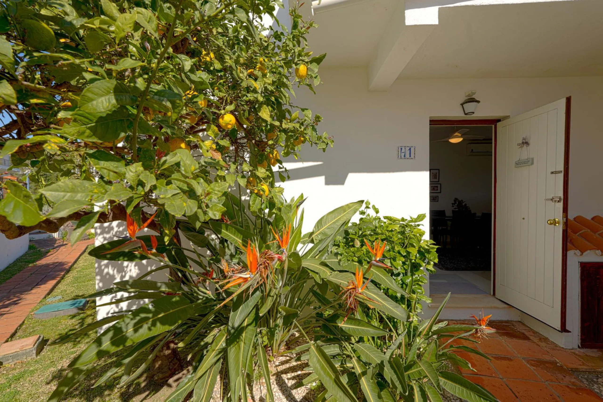 This beautifully fully renovated ground-floor corner apartment enjoys truly exceptional panoramic views across El Paraíso Golf, with two lakes in the foreground and sweeping fairways stretching into the distance — a view that feels open, green and incredi