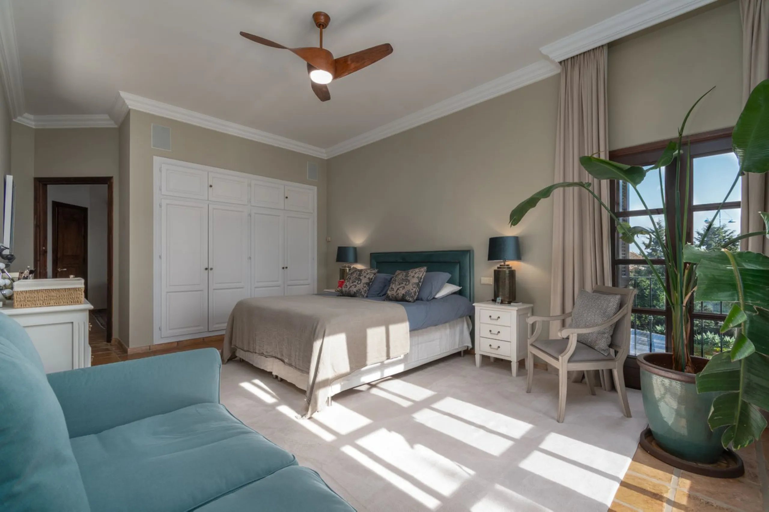 House - Detached Villa в продаже в Marbella, Málaga. В доме 5 спален и 5 ванных комнат. Площадь дома 362 м². Площадь участка 1296 м²