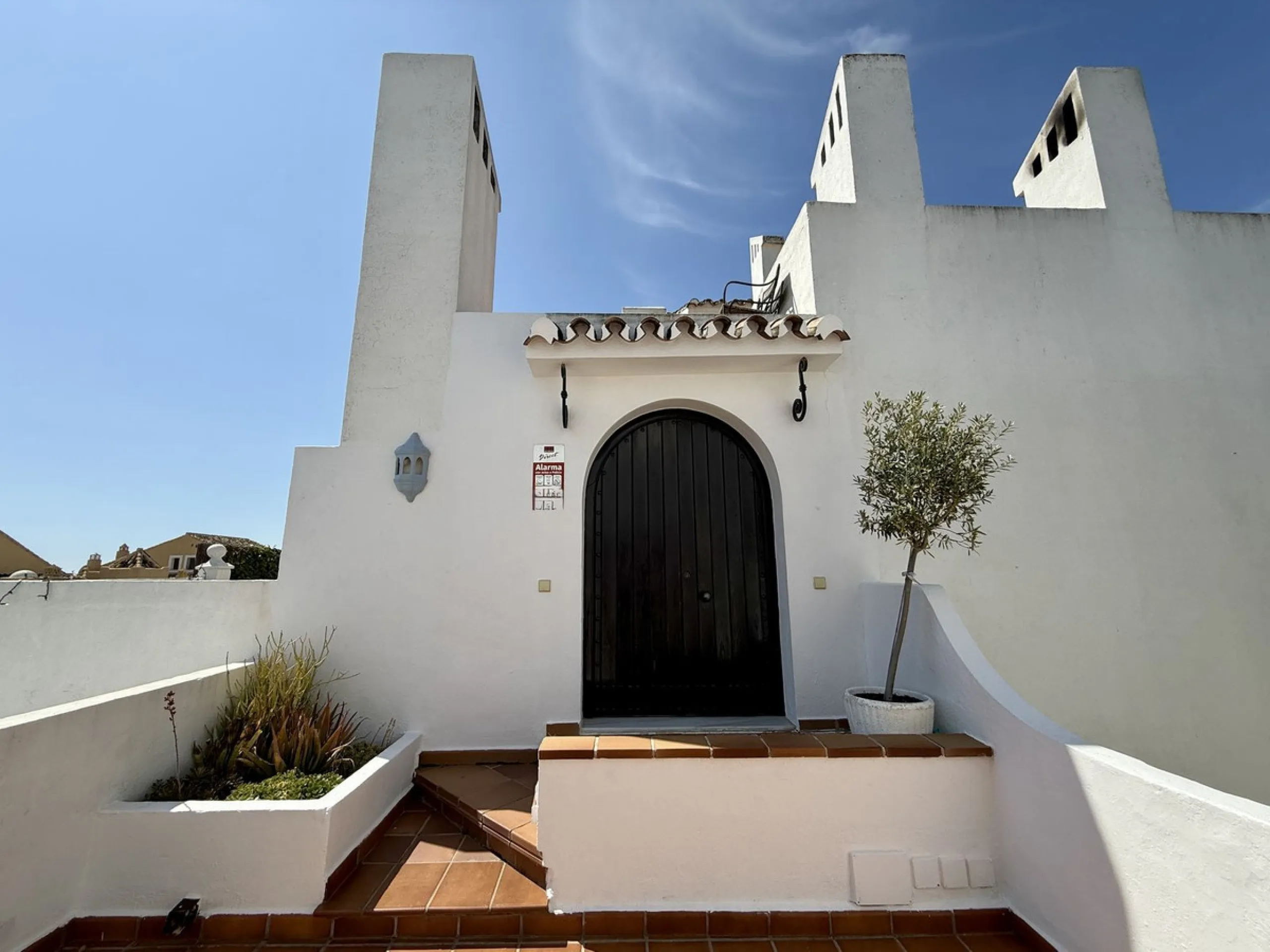 Duplex-Wohnung mit Südbalkonen, Solarium, Stellplatz und Abstellraum in Rocamar, Nagüeles, Marbella. Schnell zu verkaufen für nur 465.000 €