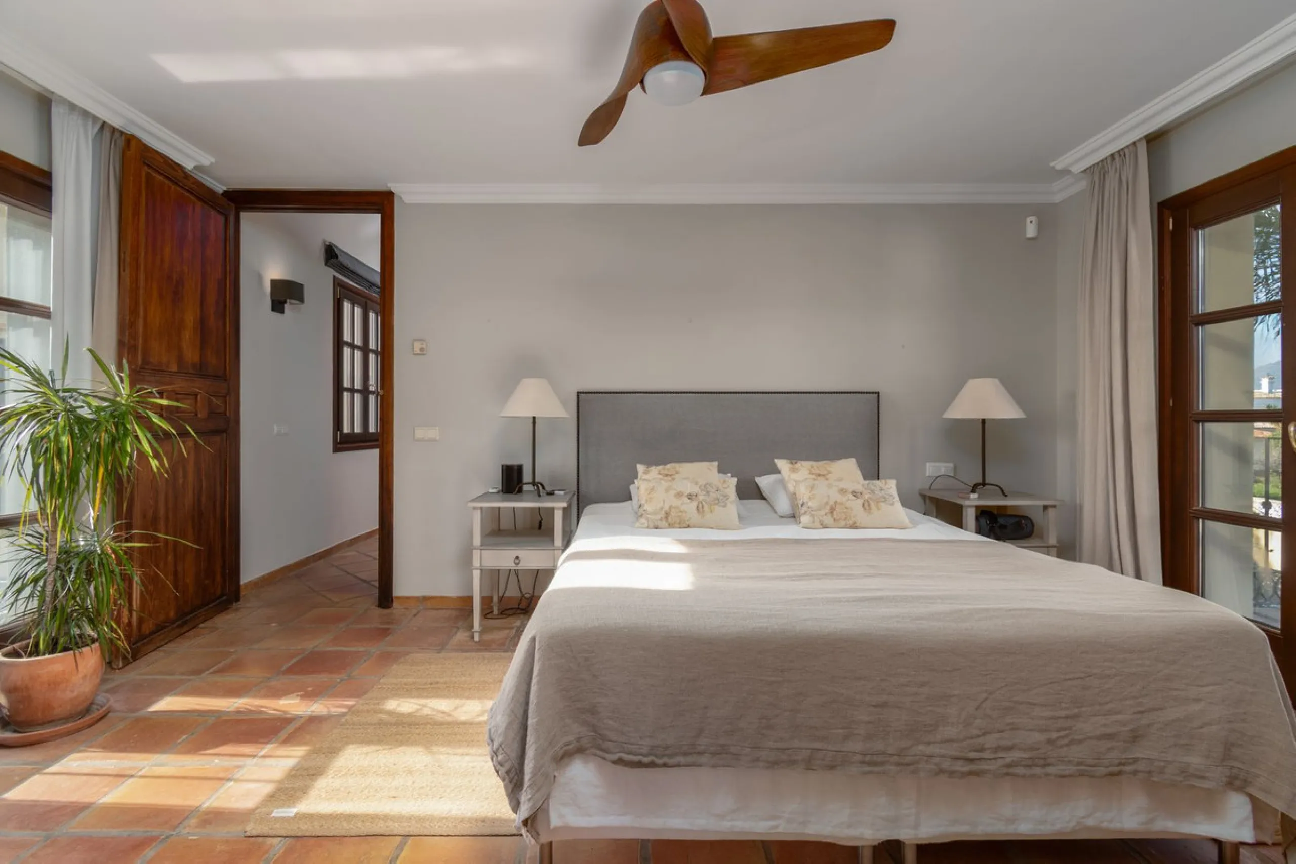 House - Detached Villa в продаже в Marbella, Málaga. В доме 5 спален и 5 ванных комнат. Площадь дома 362 м². Площадь участка 1296 м²