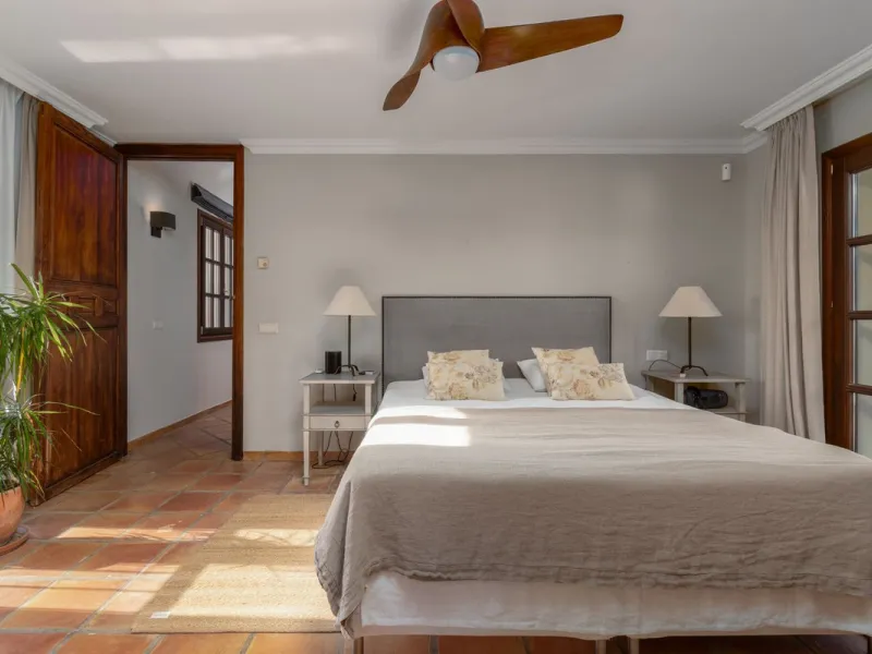 House - Detached Villa в продаже в Marbella, Málaga. В доме 5 спален и 5 ванных комнат. Площадь дома 362 м². Площадь участка 1296 м²