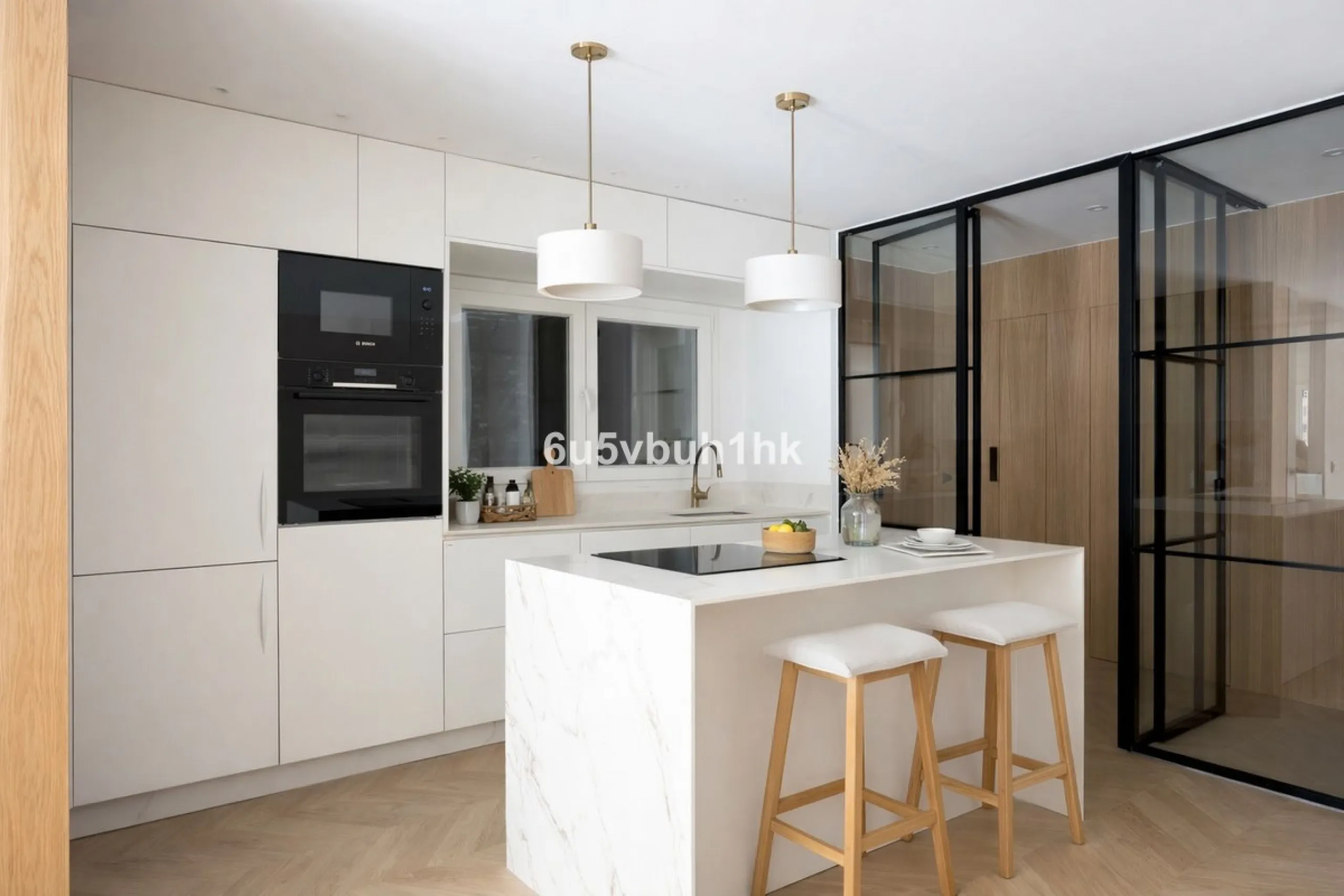 Located on the prestigious Paseo de Reding, this beautifully renovated 2-bedroom apartment with an additional study offers generous living space, open views toward the sea and Málaga's historic Old Town, and an exceptional sense of privacy.