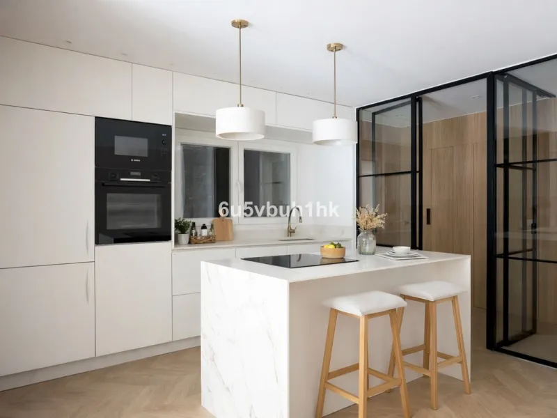 Located on the prestigious Paseo de Reding, this beautifully renovated 2-bedroom apartment with an additional study offers generous living space, open views toward the sea and Málaga's historic Old Town, and an exceptional sense of privacy.