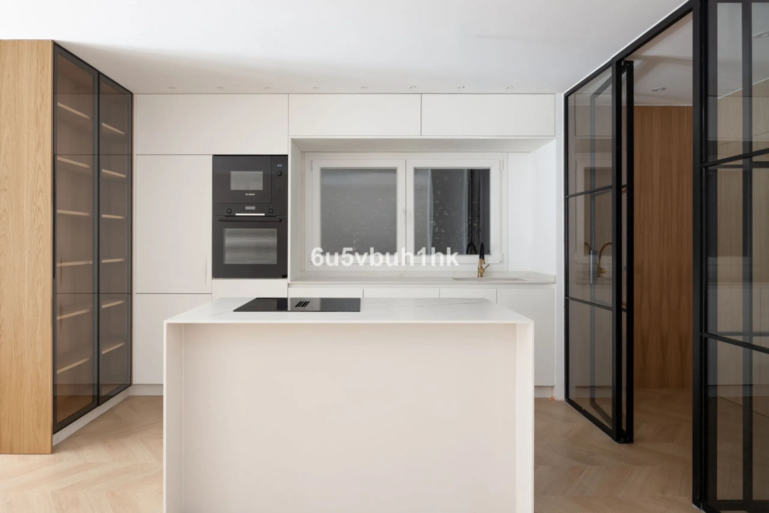 Located on the prestigious Paseo de Reding, this beautifully renovated 2-bedroom apartment with an additional study offers generous living space, open views toward the sea and Málaga's historic Old Town, and an exceptional sense of privacy.