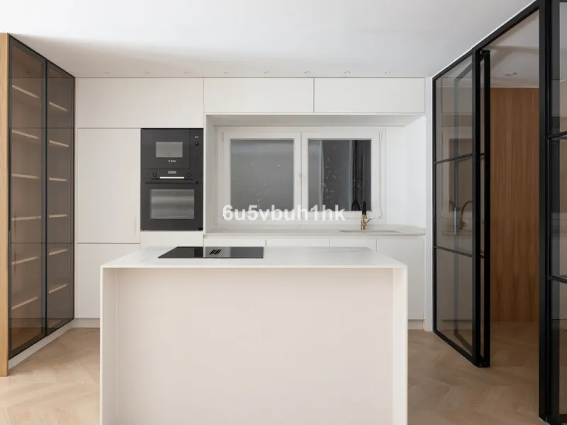 Located on the prestigious Paseo de Reding, this beautifully renovated 2-bedroom apartment with an additional study offers generous living space, open views toward the sea and Málaga's historic Old Town, and an exceptional sense of privacy.