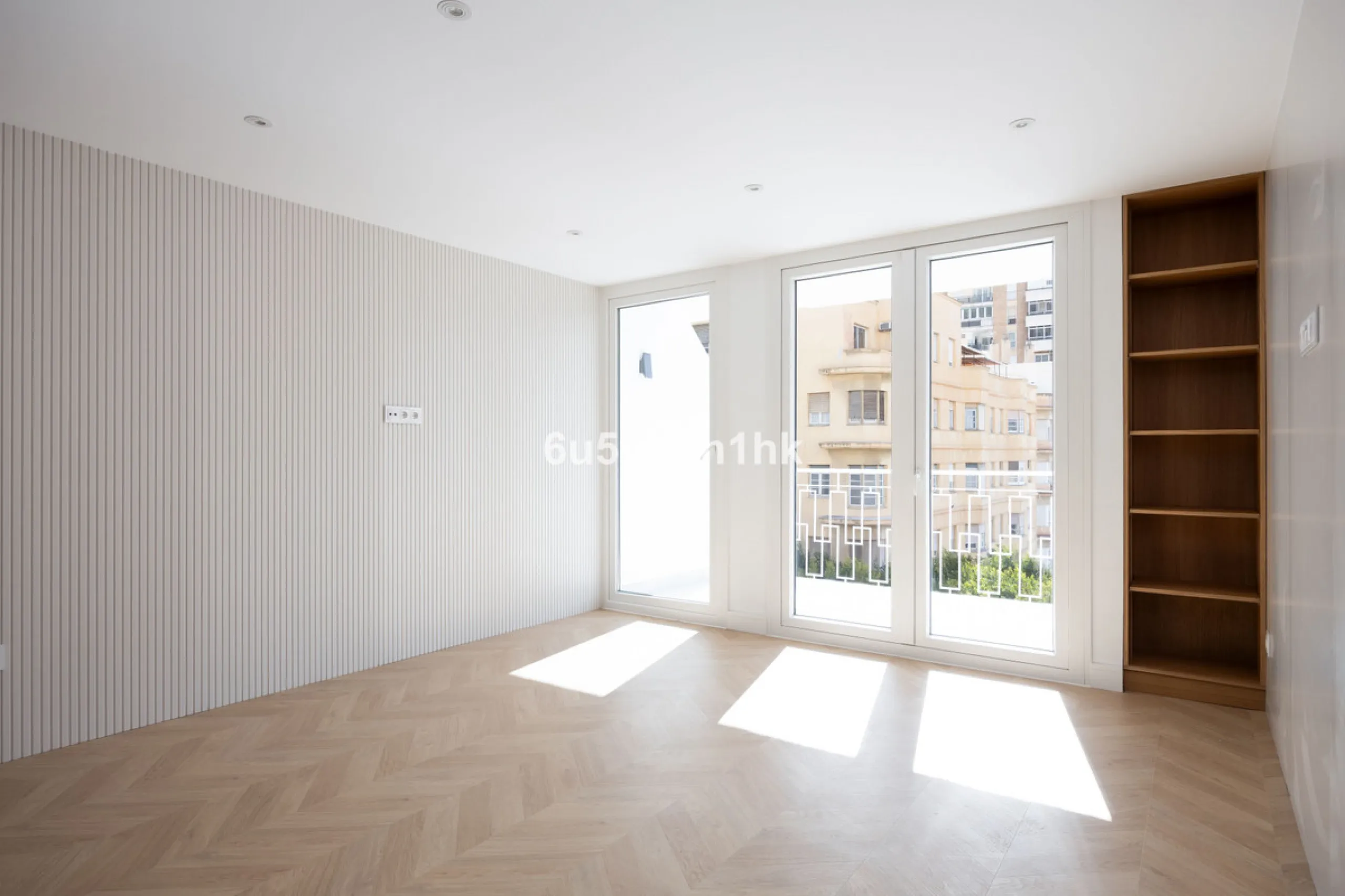 Located on the prestigious Paseo de Reding, this beautifully renovated 2-bedroom apartment with an additional study offers generous living space, open views toward the sea and Málaga's historic Old Town, and an exceptional sense of privacy.