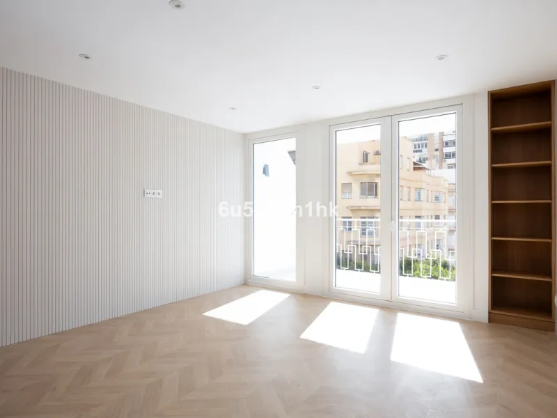 Located on the prestigious Paseo de Reding, this beautifully renovated 2-bedroom apartment with an additional study offers generous living space, open views toward the sea and Málaga's historic Old Town, and an exceptional sense of privacy.