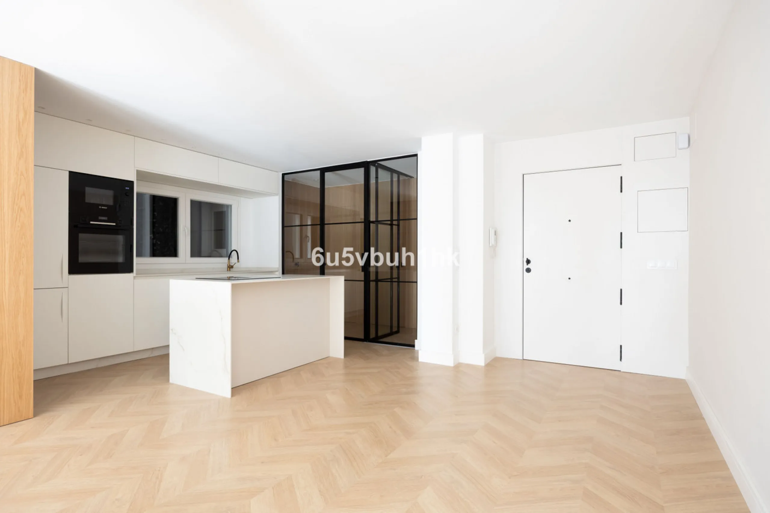 Located on the prestigious Paseo de Reding, this beautifully renovated 2-bedroom apartment with an additional study offers generous living space, open views toward the sea and Málaga's historic Old Town, and an exceptional sense of privacy.