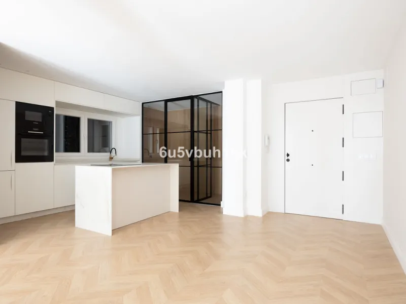 Located on the prestigious Paseo de Reding, this beautifully renovated 2-bedroom apartment with an additional study offers generous living space, open views toward the sea and Málaga's historic Old Town, and an exceptional sense of privacy.