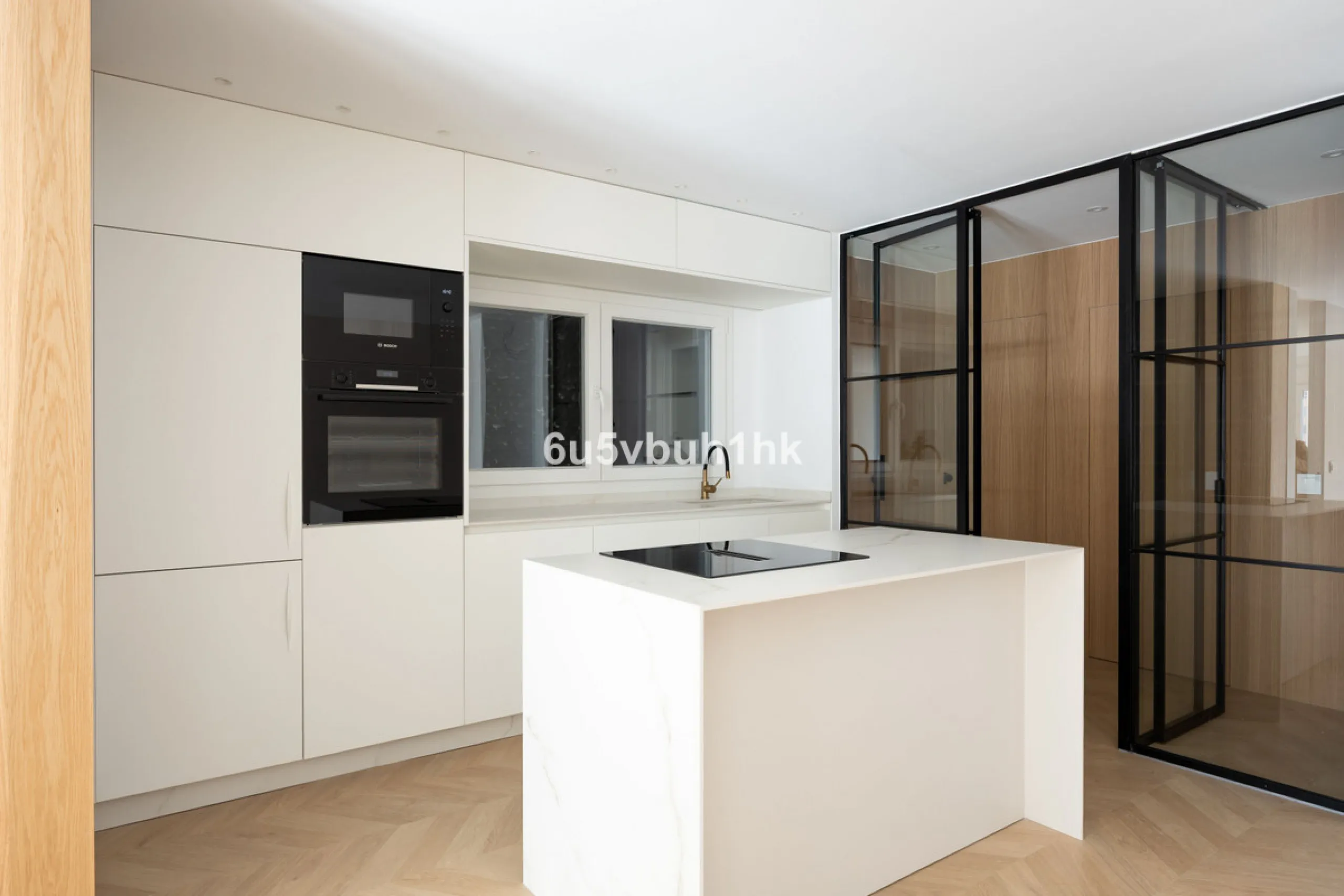 Located on the prestigious Paseo de Reding, this beautifully renovated 2-bedroom apartment with an additional study offers generous living space, open views toward the sea and Málaga's historic Old Town, and an exceptional sense of privacy.