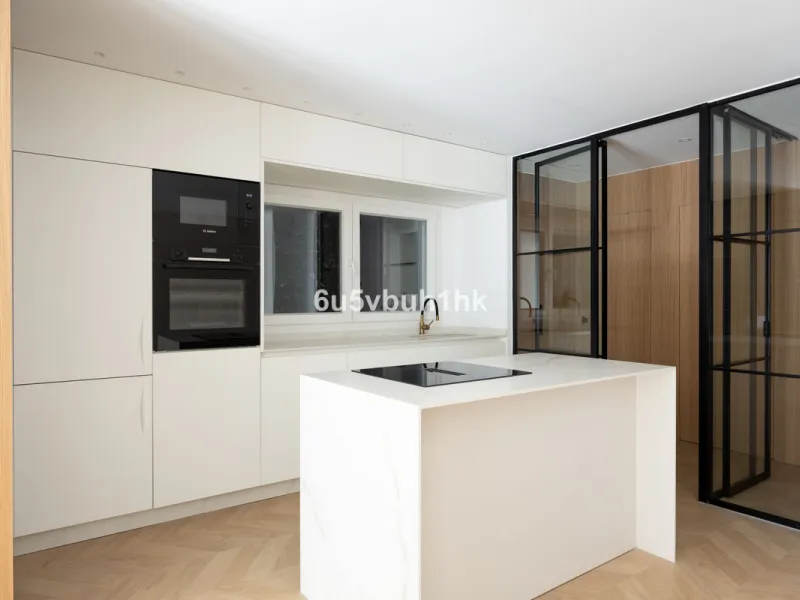 Located on the prestigious Paseo de Reding, this beautifully renovated 2-bedroom apartment with an additional study offers generous living space, open views toward the sea and Málaga's historic Old Town, and an exceptional sense of privacy.