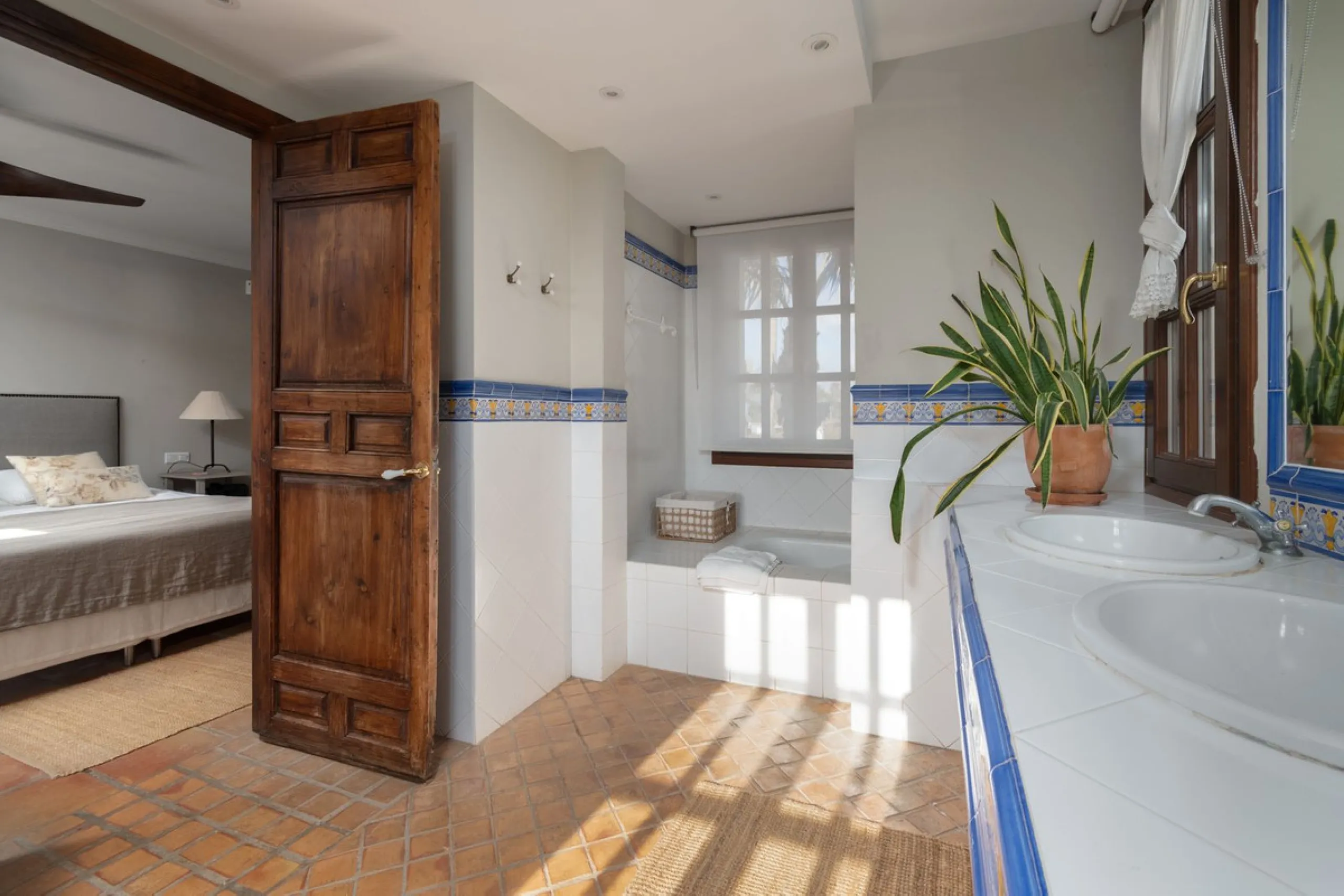House - Detached Villa в продаже в Marbella, Málaga. В доме 5 спален и 5 ванных комнат. Площадь дома 362 м². Площадь участка 1296 м²