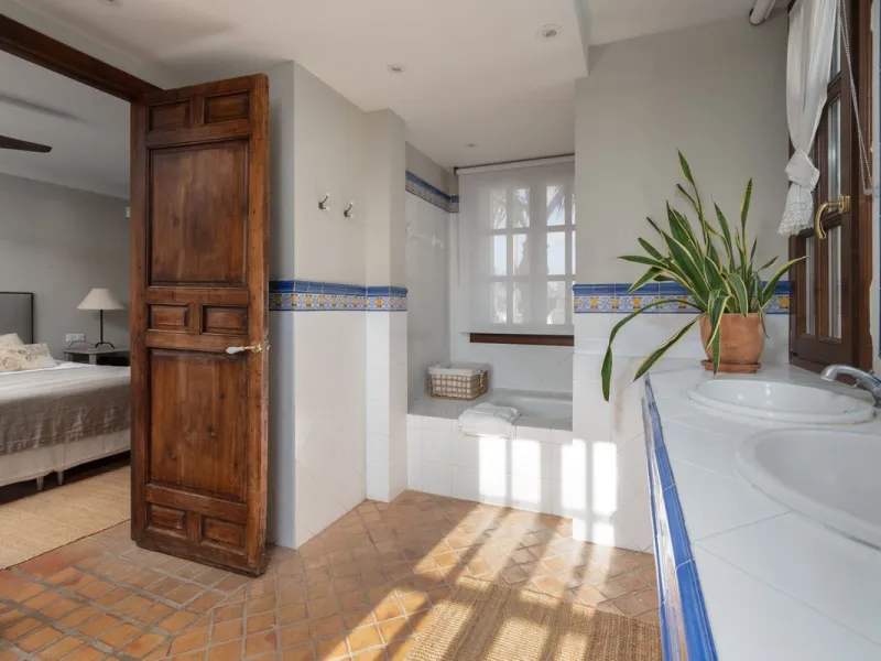 House - Detached Villa в продаже в Marbella, Málaga. В доме 5 спален и 5 ванных комнат. Площадь дома 362 м². Площадь участка 1296 м²