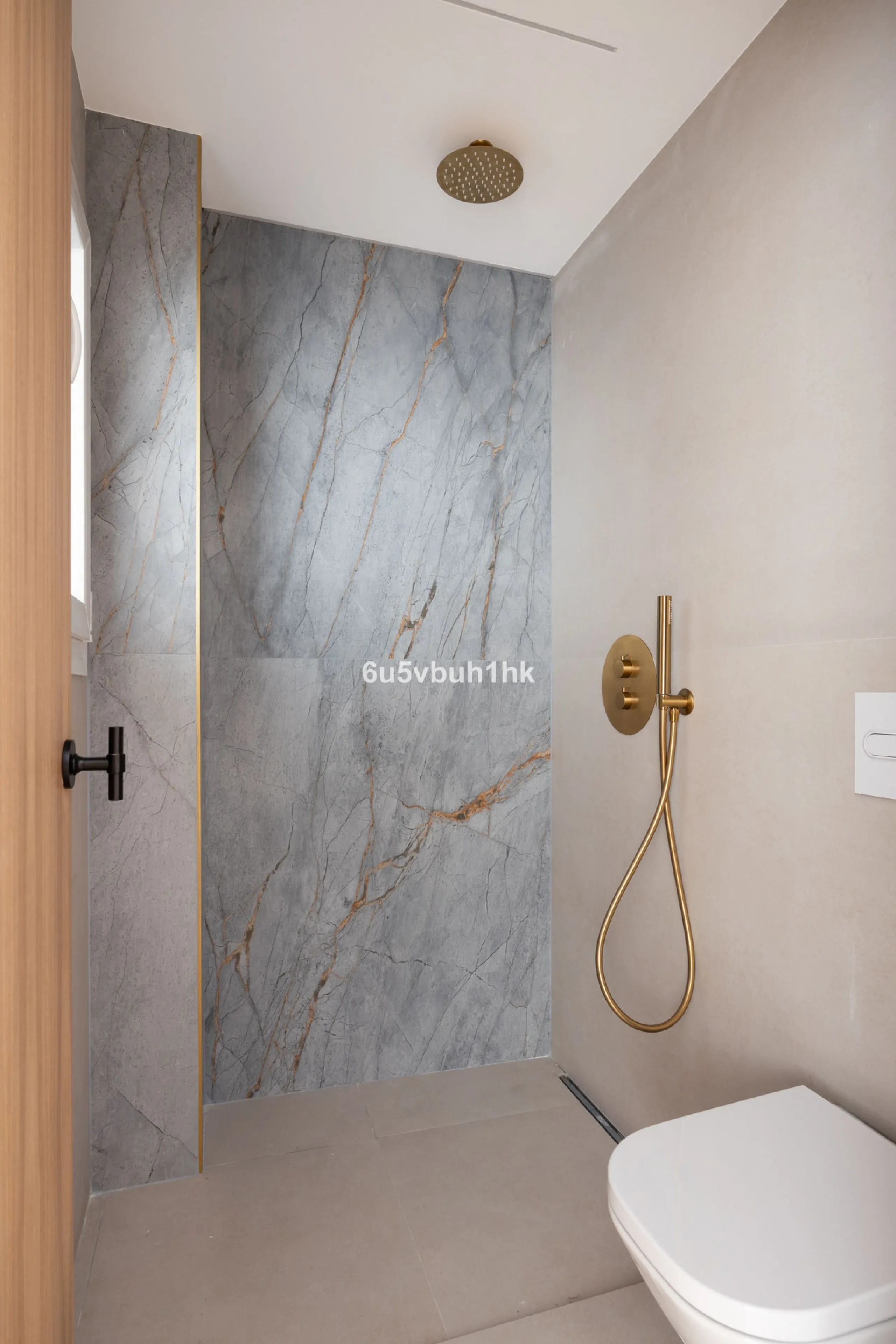 Located on the prestigious Paseo de Reding, this beautifully renovated 2-bedroom apartment with an additional study offers generous living space, open views toward the sea and Málaga's historic Old Town, and an exceptional sense of privacy.