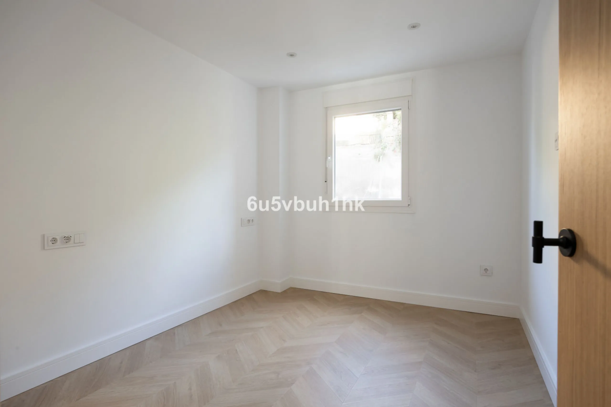 Located on the prestigious Paseo de Reding, this beautifully renovated 2-bedroom apartment with an additional study offers generous living space, open views toward the sea and Málaga's historic Old Town, and an exceptional sense of privacy.