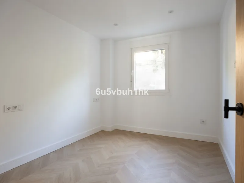 Located on the prestigious Paseo de Reding, this beautifully renovated 2-bedroom apartment with an additional study offers generous living space, open views toward the sea and Málaga's historic Old Town, and an exceptional sense of privacy.