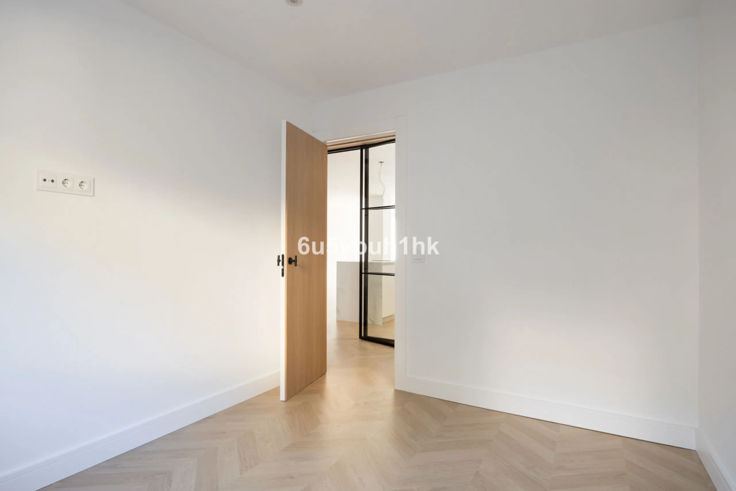 Located on the prestigious Paseo de Reding, this beautifully renovated 2-bedroom apartment with an additional study offers generous living space, open views toward the sea and Málaga's historic Old Town, and an exceptional sense of privacy.