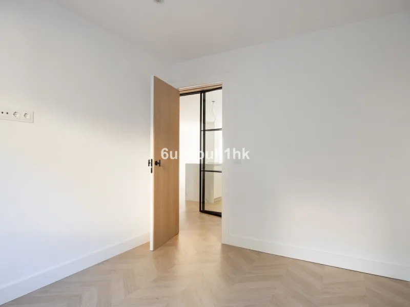 Located on the prestigious Paseo de Reding, this beautifully renovated 2-bedroom apartment with an additional study offers generous living space, open views toward the sea and Málaga's historic Old Town, and an exceptional sense of privacy.