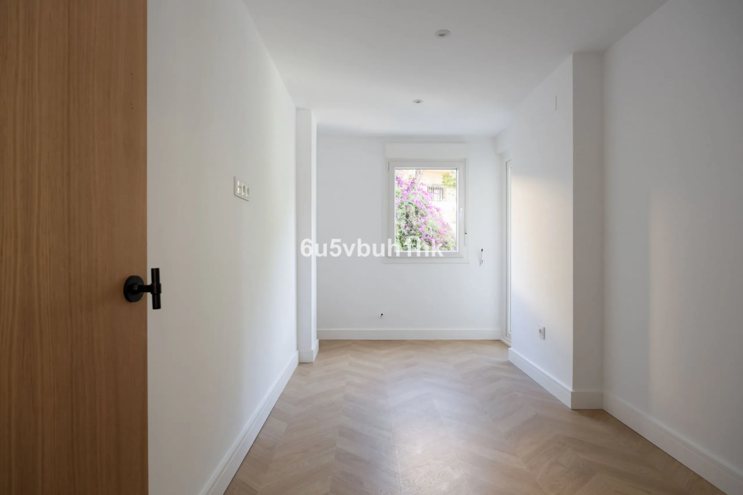 Located on the prestigious Paseo de Reding, this beautifully renovated 2-bedroom apartment with an additional study offers generous living space, open views toward the sea and Málaga's historic Old Town, and an exceptional sense of privacy.