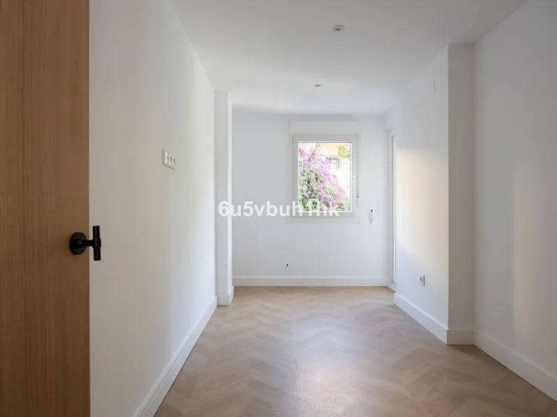 Located on the prestigious Paseo de Reding, this beautifully renovated 2-bedroom apartment with an additional study offers generous living space, open views toward the sea and Málaga's historic Old Town, and an exceptional sense of privacy.
