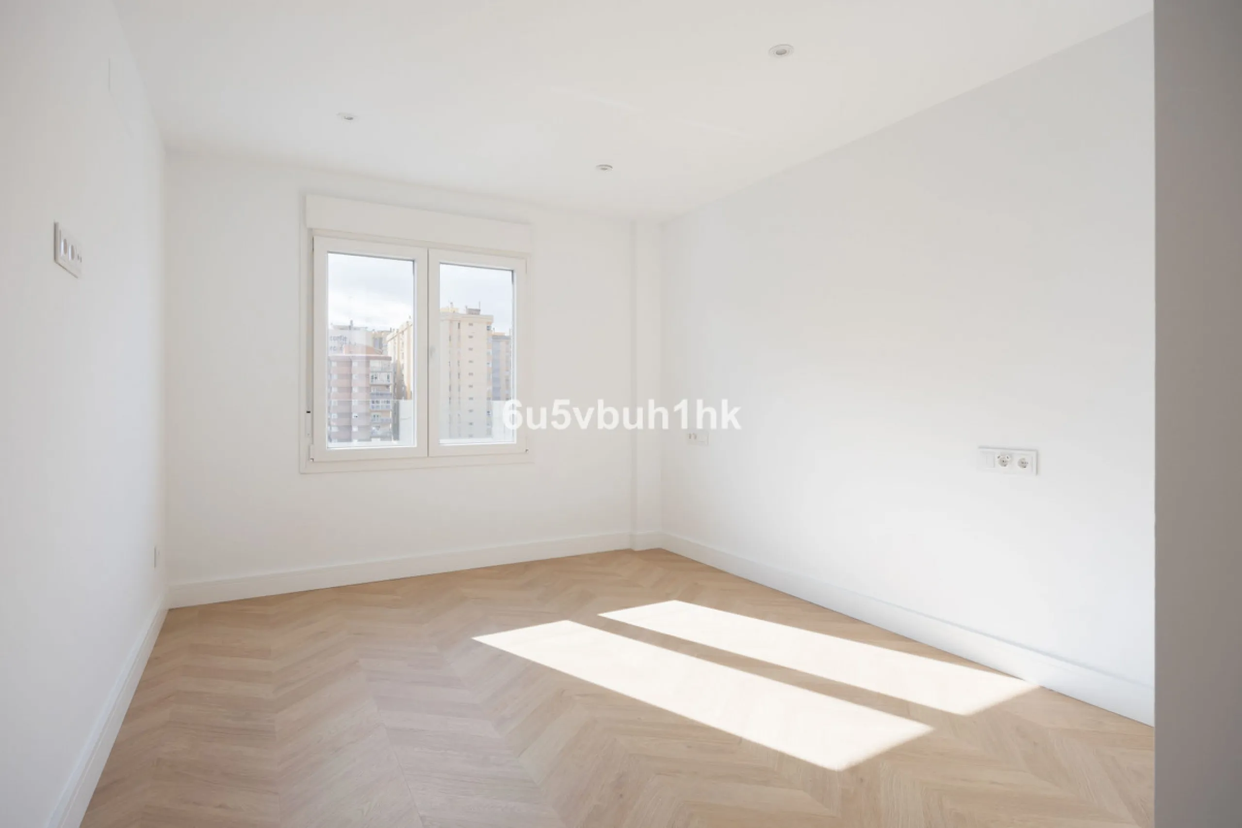 Located on the prestigious Paseo de Reding, this beautifully renovated 2-bedroom apartment with an additional study offers generous living space, open views toward the sea and Málaga's historic Old Town, and an exceptional sense of privacy.