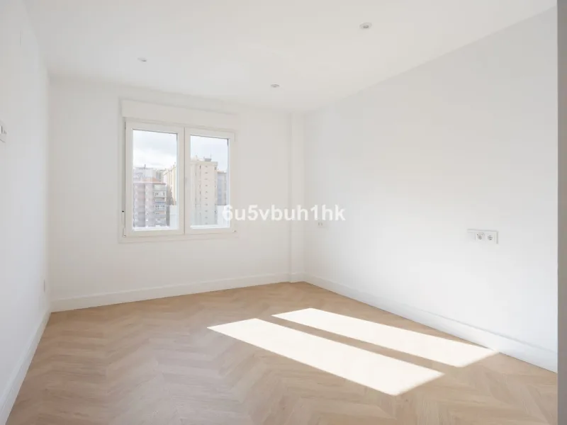 Located on the prestigious Paseo de Reding, this beautifully renovated 2-bedroom apartment with an additional study offers generous living space, open views toward the sea and Málaga's historic Old Town, and an exceptional sense of privacy.