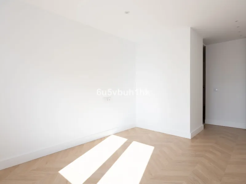Located on the prestigious Paseo de Reding, this beautifully renovated 2-bedroom apartment with an additional study offers generous living space, open views toward the sea and Málaga's historic Old Town, and an exceptional sense of privacy.