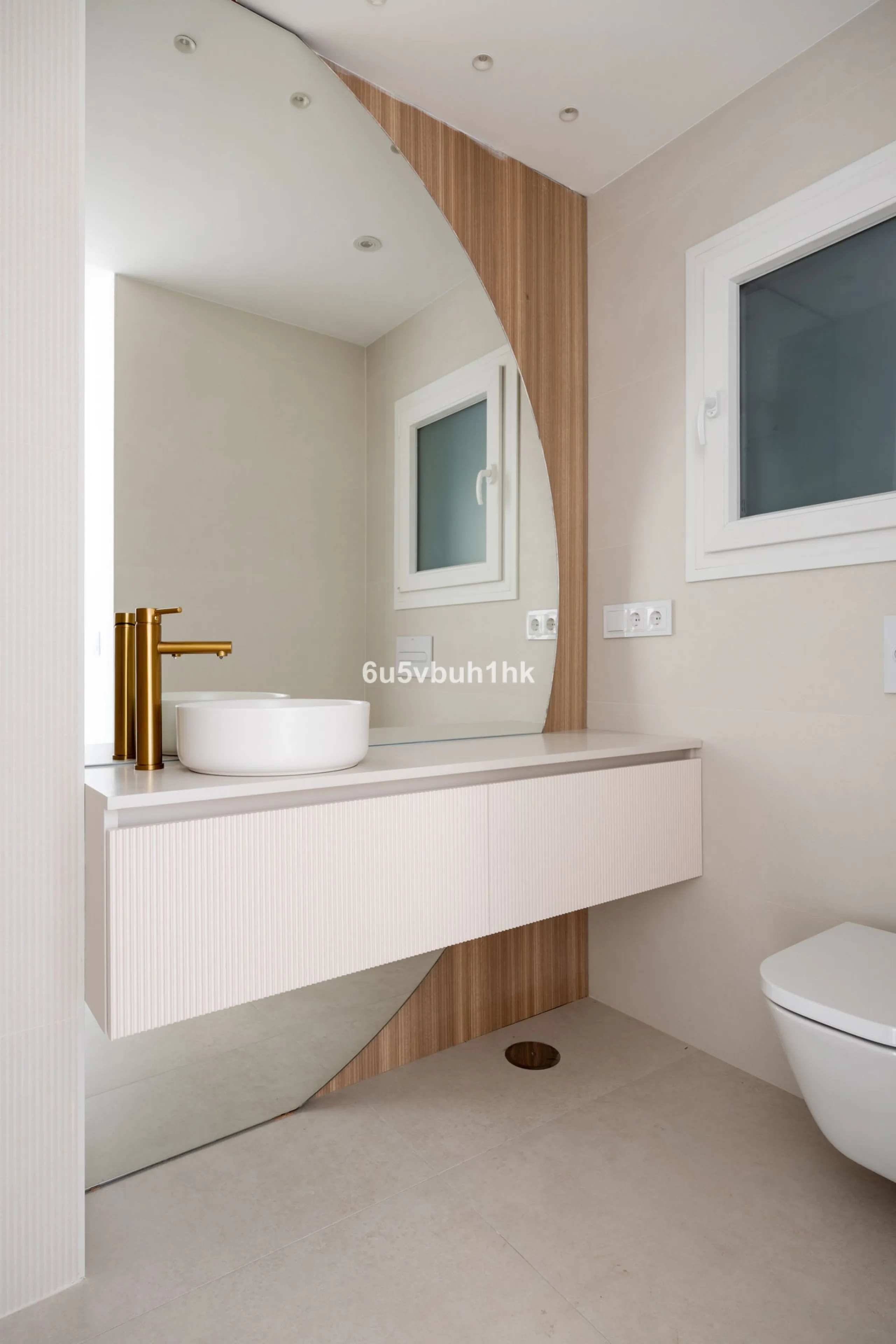 Located on the prestigious Paseo de Reding, this beautifully renovated 2-bedroom apartment with an additional study offers generous living space, open views toward the sea and Málaga's historic Old Town, and an exceptional sense of privacy.