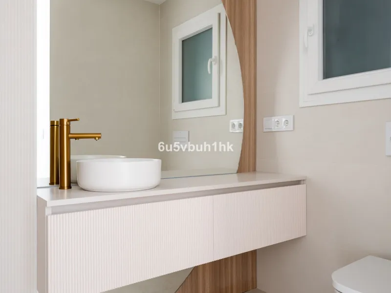 Located on the prestigious Paseo de Reding, this beautifully renovated 2-bedroom apartment with an additional study offers generous living space, open views toward the sea and Málaga's historic Old Town, and an exceptional sense of privacy.