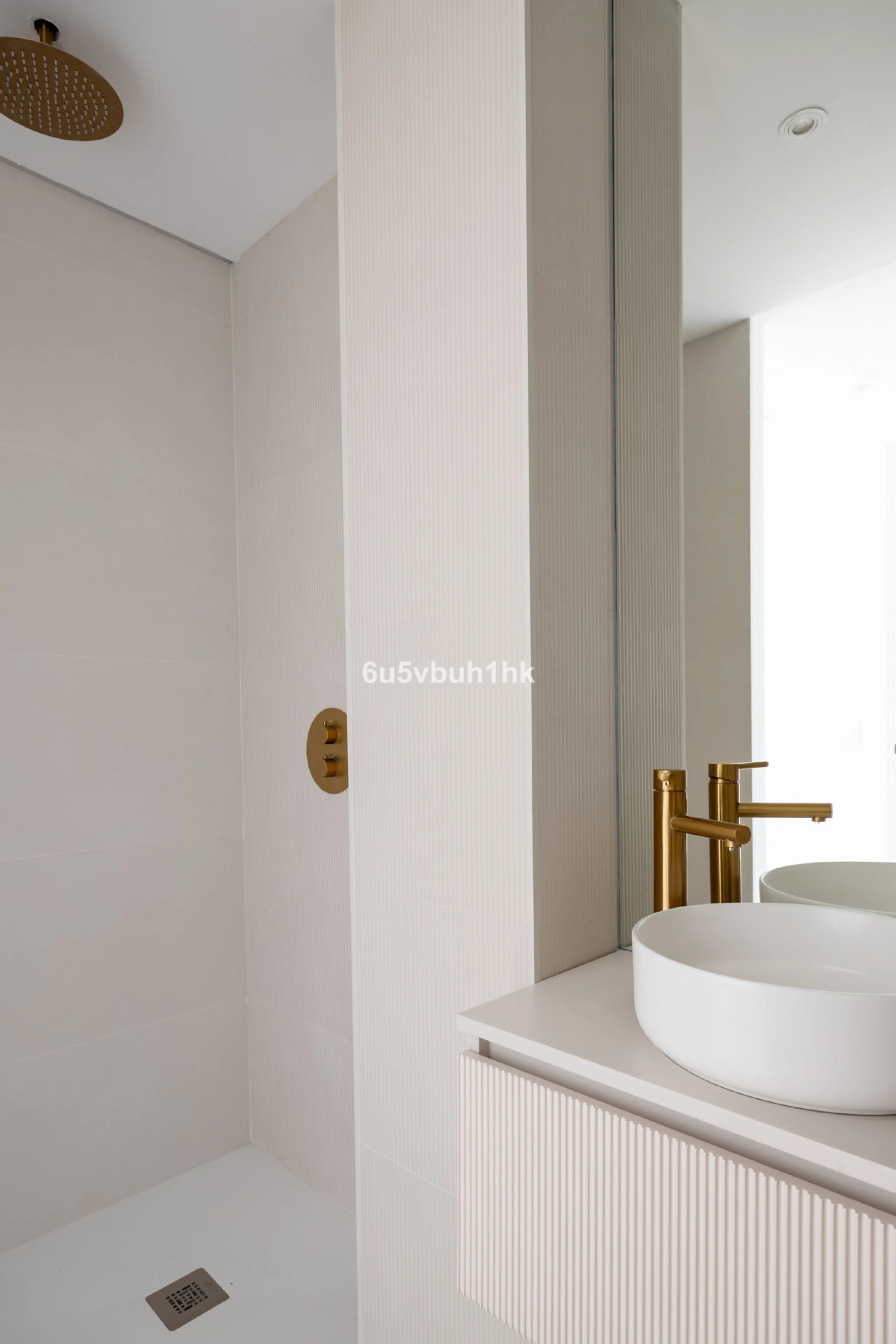 Located on the prestigious Paseo de Reding, this beautifully renovated 2-bedroom apartment with an additional study offers generous living space, open views toward the sea and Málaga's historic Old Town, and an exceptional sense of privacy.
