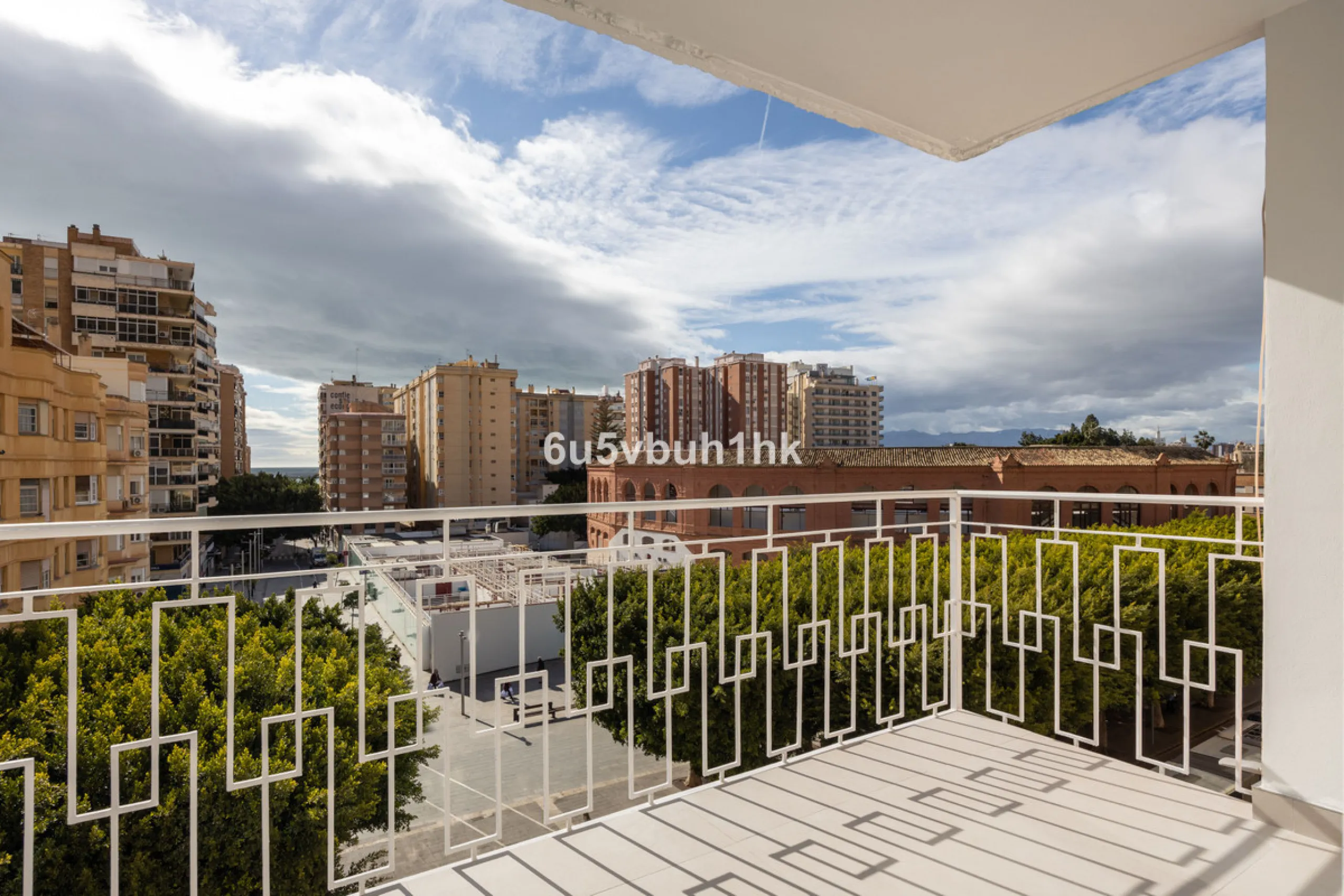 Located on the prestigious Paseo de Reding, this beautifully renovated 2-bedroom apartment with an additional study offers generous living space, open views toward the sea and Málaga's historic Old Town, and an exceptional sense of privacy.