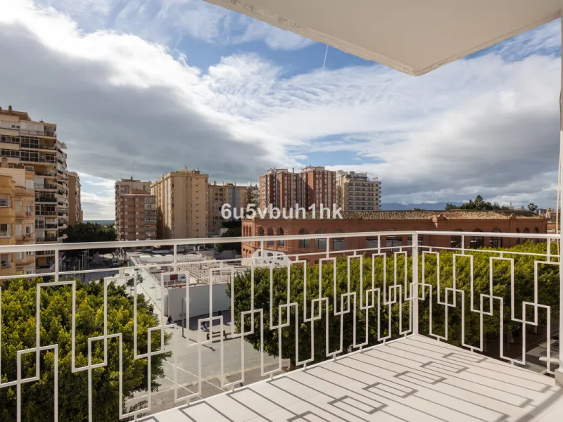 Located on the prestigious Paseo de Reding, this beautifully renovated 2-bedroom apartment with an additional study offers generous living space, open views toward the sea and Málaga's historic Old Town, and an exceptional sense of privacy.