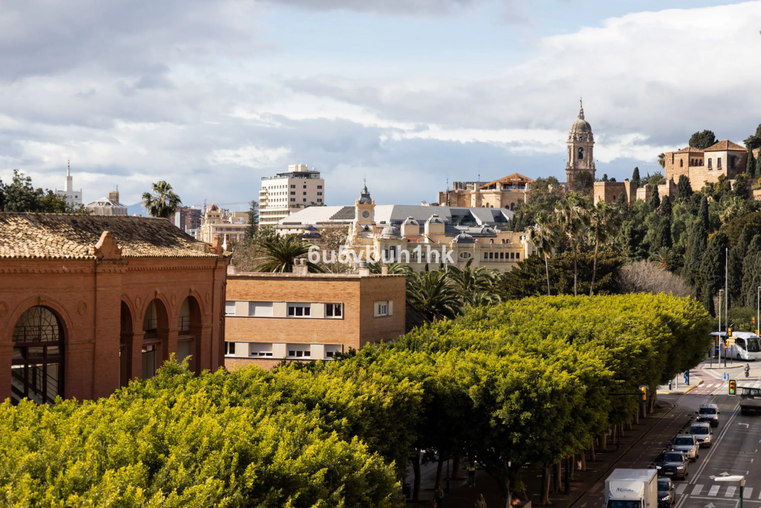 Located on the prestigious Paseo de Reding, this beautifully renovated 2-bedroom apartment with an additional study offers generous living space, open views toward the sea and Málaga's historic Old Town, and an exceptional sense of privacy.