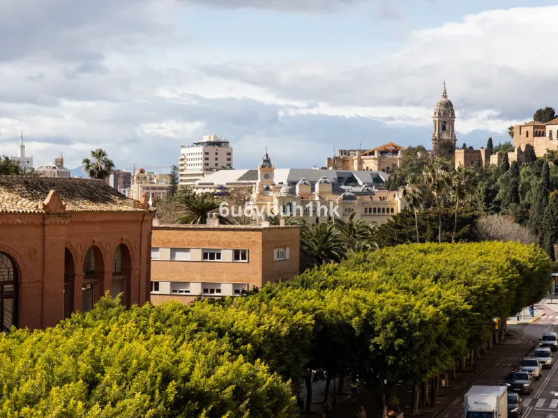 Located on the prestigious Paseo de Reding, this beautifully renovated 2-bedroom apartment with an additional study offers generous living space, open views toward the sea and Málaga's historic Old Town, and an exceptional sense of privacy.