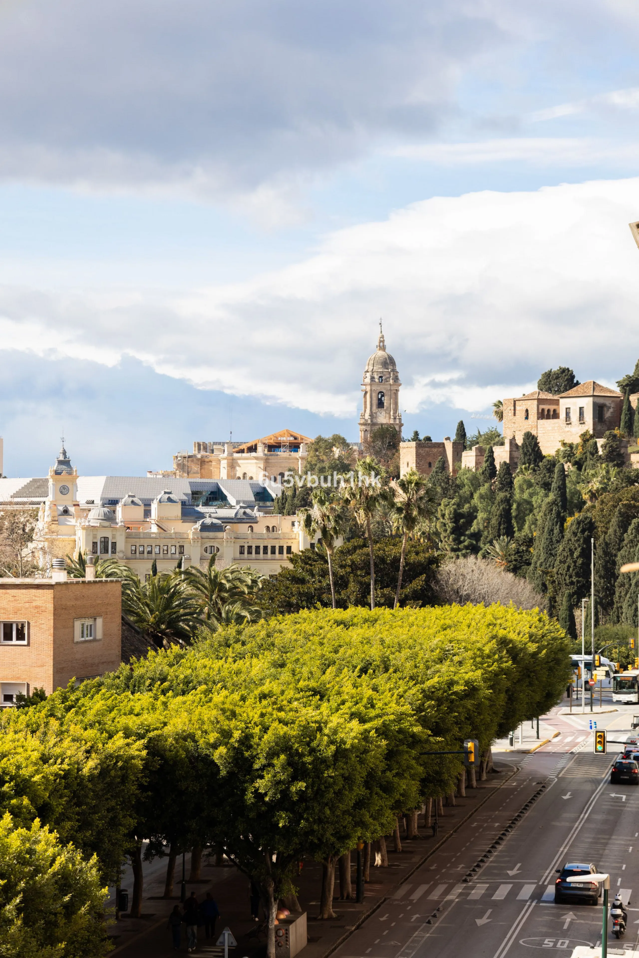 Located on the prestigious Paseo de Reding, this beautifully renovated 2-bedroom apartment with an additional study offers generous living space, open views toward the sea and Málaga's historic Old Town, and an exceptional sense of privacy.