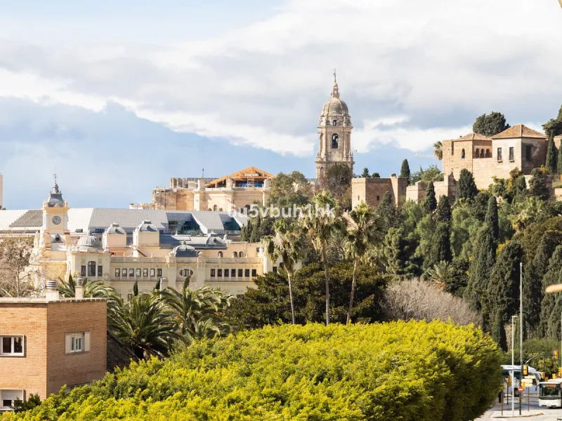 Located on the prestigious Paseo de Reding, this beautifully renovated 2-bedroom apartment with an additional study offers generous living space, open views toward the sea and Málaga's historic Old Town, and an exceptional sense of privacy.