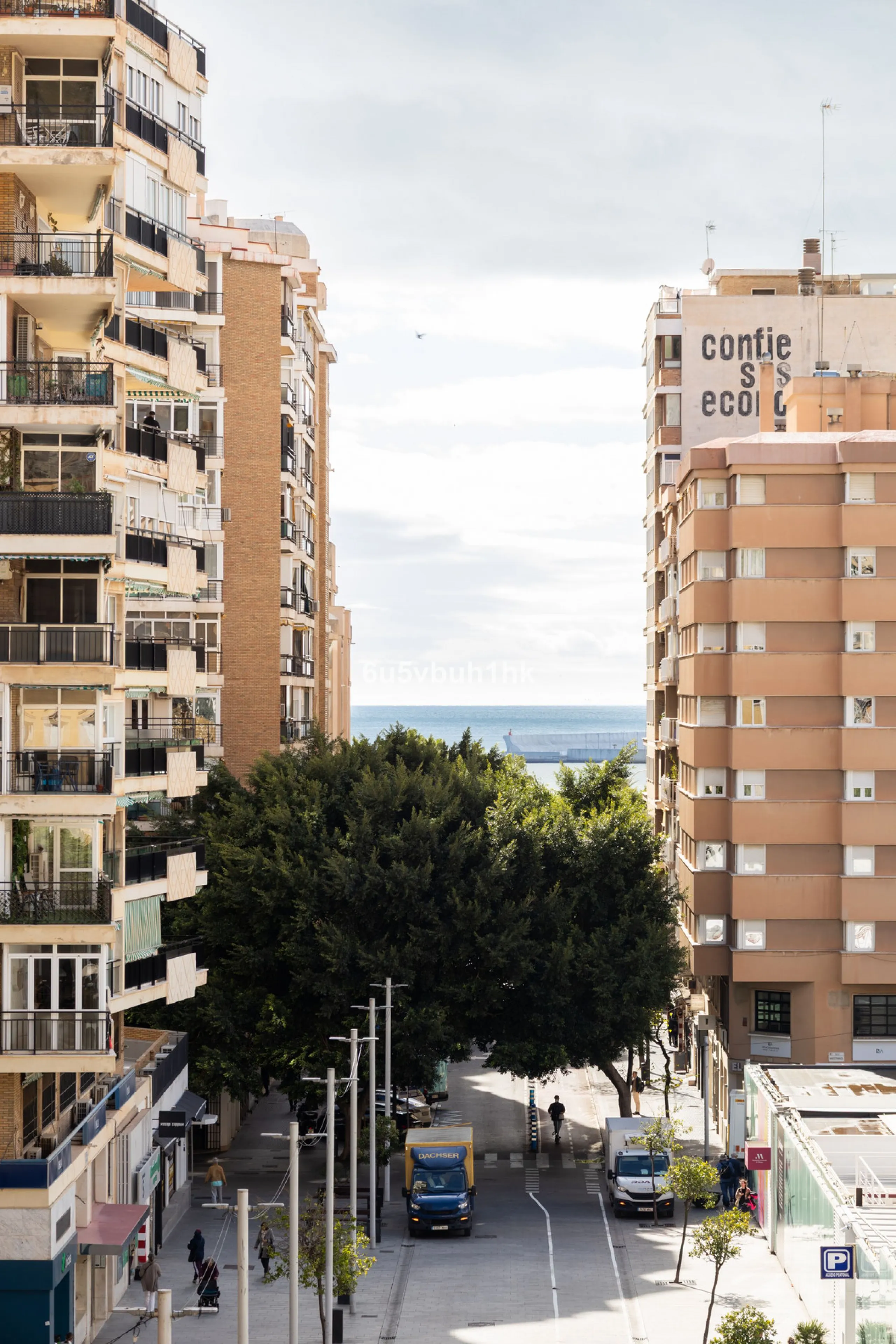 Located on the prestigious Paseo de Reding, this beautifully renovated 2-bedroom apartment with an additional study offers generous living space, open views toward the sea and Málaga's historic Old Town, and an exceptional sense of privacy.