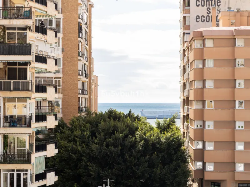 Located on the prestigious Paseo de Reding, this beautifully renovated 2-bedroom apartment with an additional study offers generous living space, open views toward the sea and Málaga's historic Old Town, and an exceptional sense of privacy.