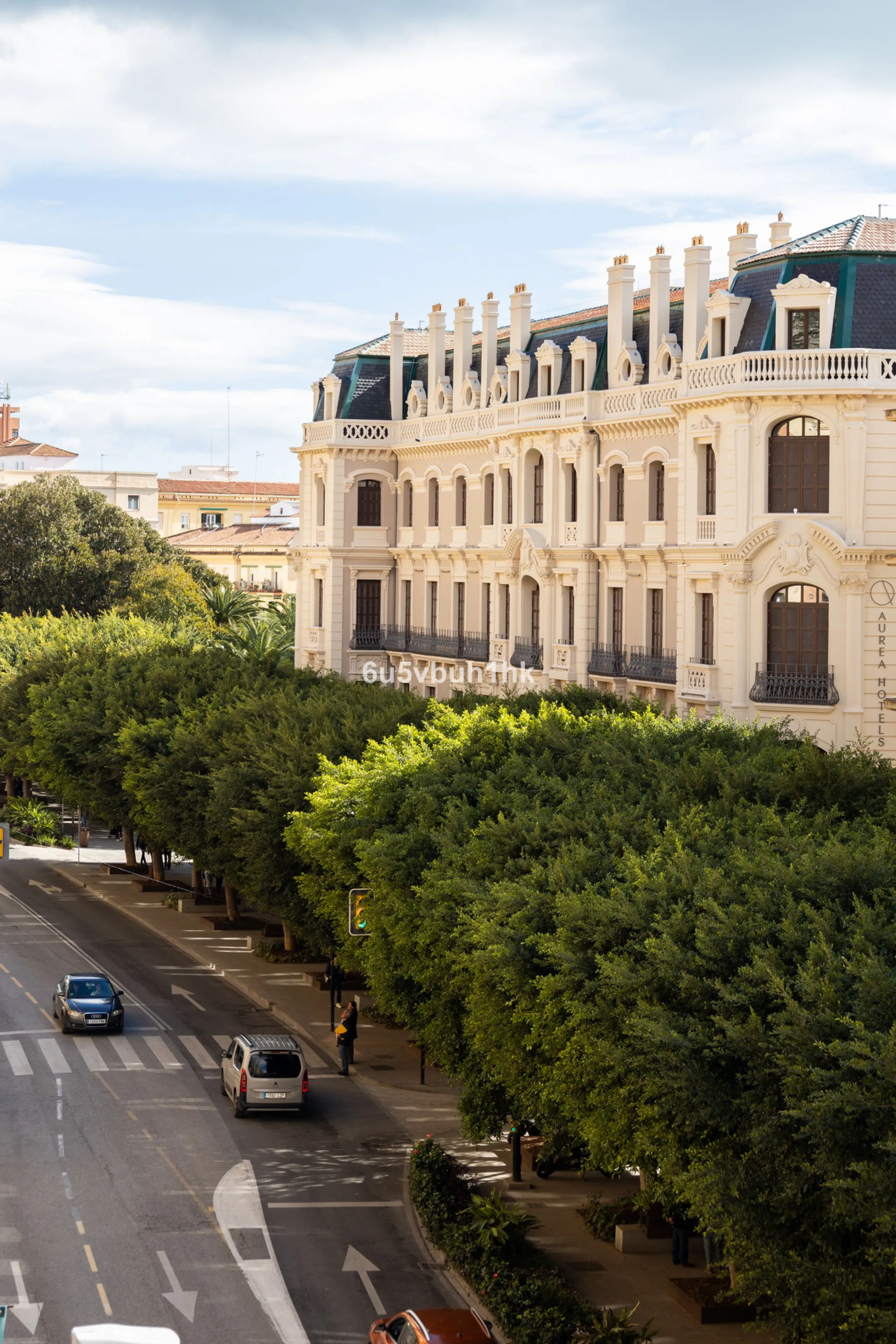 Located on the prestigious Paseo de Reding, this beautifully renovated 2-bedroom apartment with an additional study offers generous living space, open views toward the sea and Málaga's historic Old Town, and an exceptional sense of privacy.