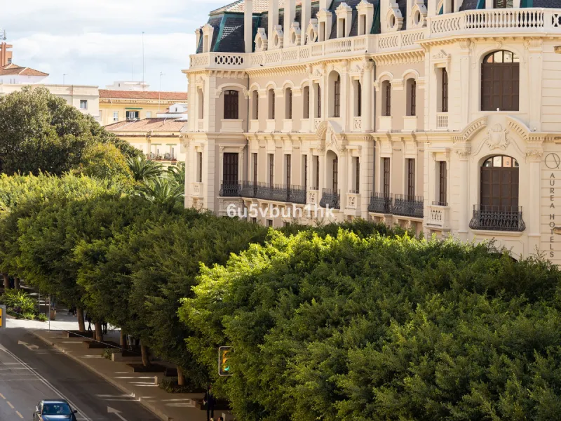 Located on the prestigious Paseo de Reding, this beautifully renovated 2-bedroom apartment with an additional study offers generous living space, open views toward the sea and Málaga's historic Old Town, and an exceptional sense of privacy.