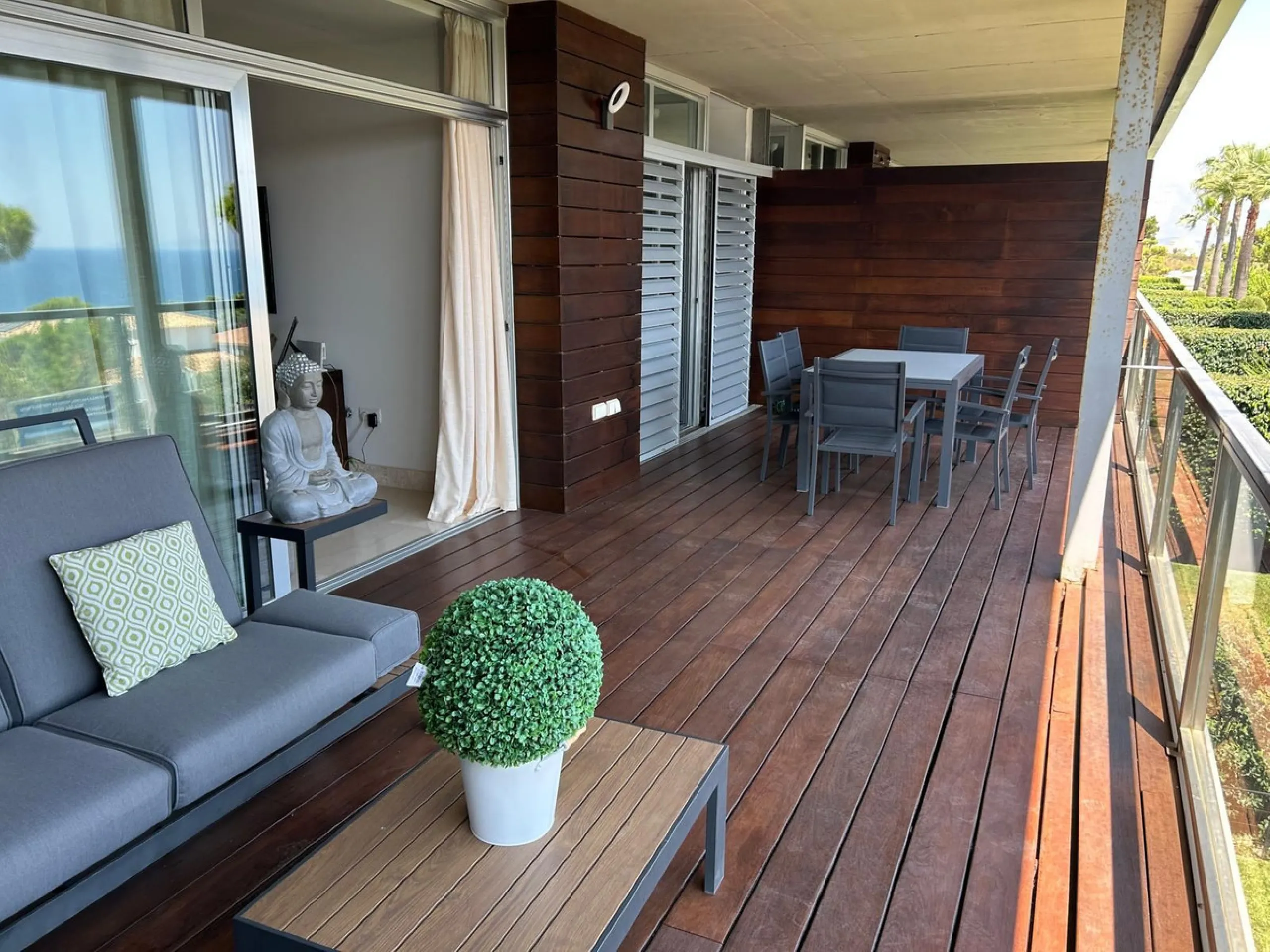 Discover this exclusive 3-bedroom, 3-bathroom apartment (one ensuite) with two parking spaces and a storage room included in the price. Enjoy breathtaking panoramic sea views that will captivate you at first sight. Designed for those seeking comfort and e