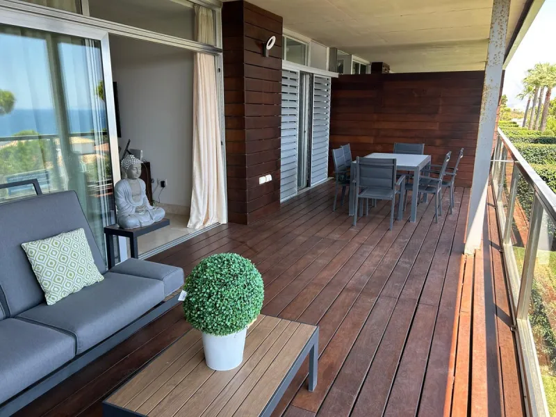 Discover this exclusive 3-bedroom, 3-bathroom apartment (one ensuite) with two parking spaces and a storage room included in the price. Enjoy breathtaking panoramic sea views that will captivate you at first sight. Designed for those seeking comfort and e