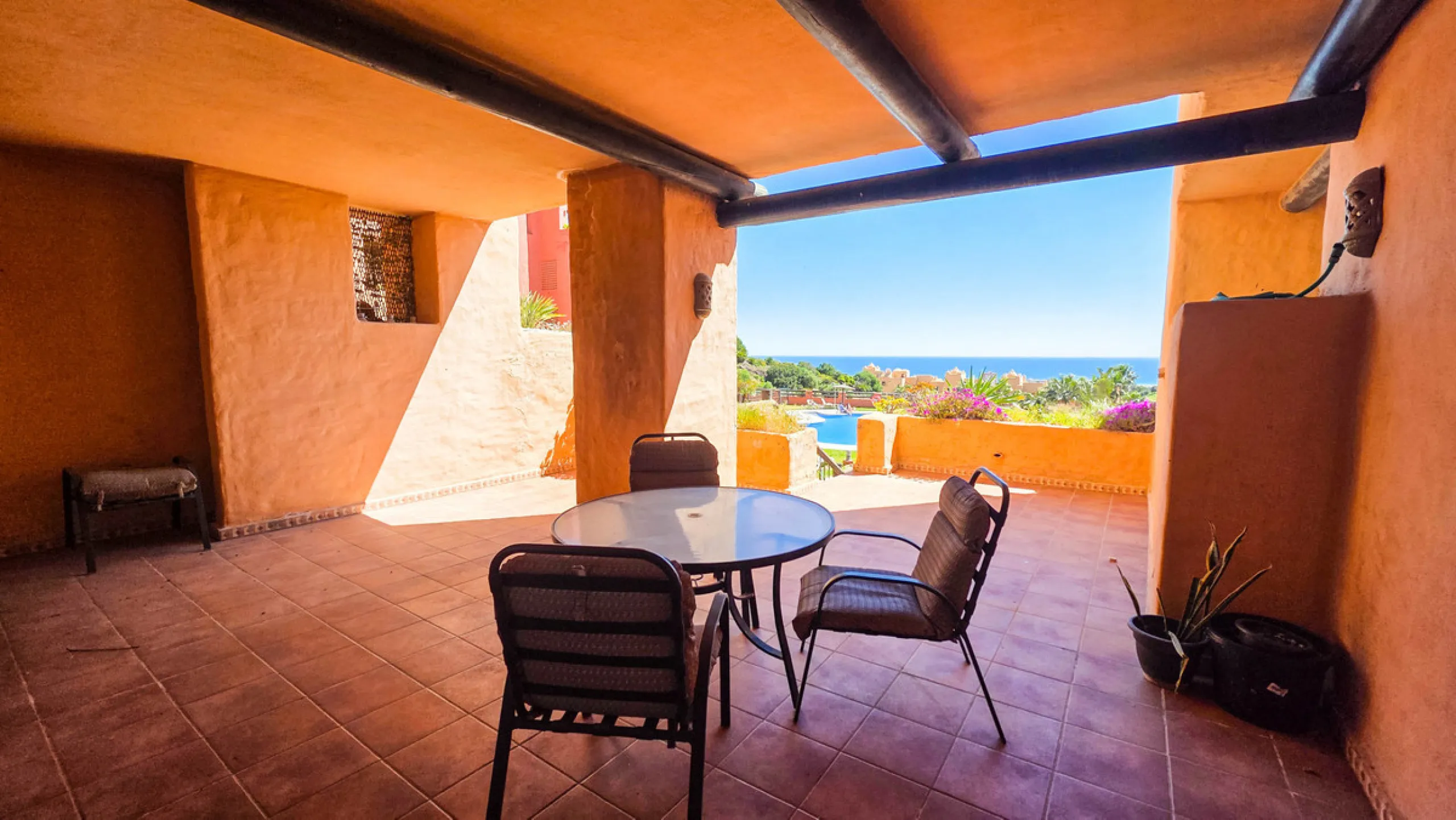 Set within a well-maintained residential community in La Duquesa, this ground floor apartment with sea views and a huge private terrace offers the perfect blend of indoor comfort and outdoor living. With the beach, marina, restaurants, and local amenities