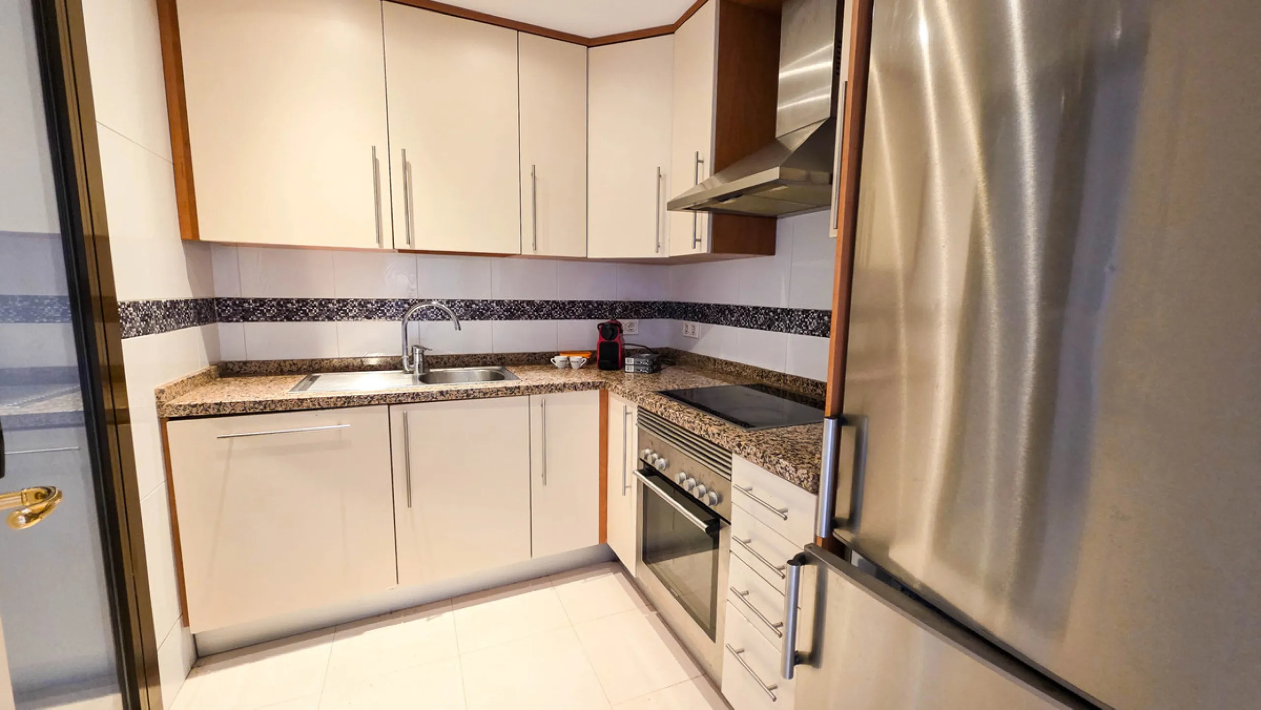 Set within a well-maintained residential community in La Duquesa, this ground floor apartment with sea views and a huge private terrace offers the perfect blend of indoor comfort and outdoor living. With the beach, marina, restaurants, and local amenities