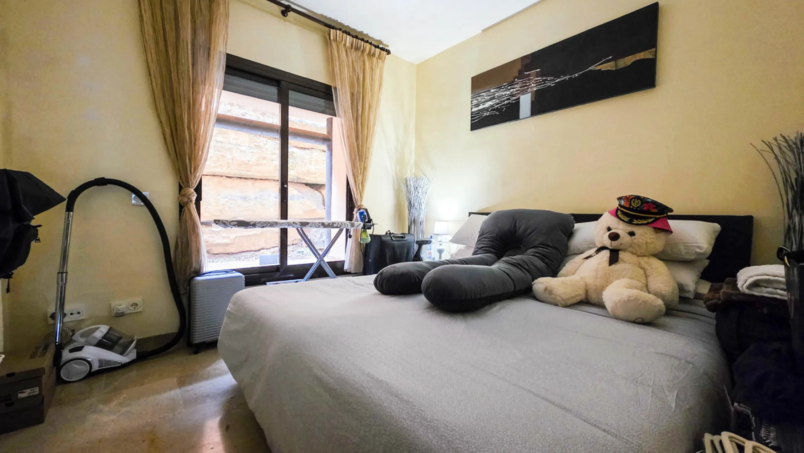 Set within a well-maintained residential community in La Duquesa, this ground floor apartment with sea views and a huge private terrace offers the perfect blend of indoor comfort and outdoor living. With the beach, marina, restaurants, and local amenities
