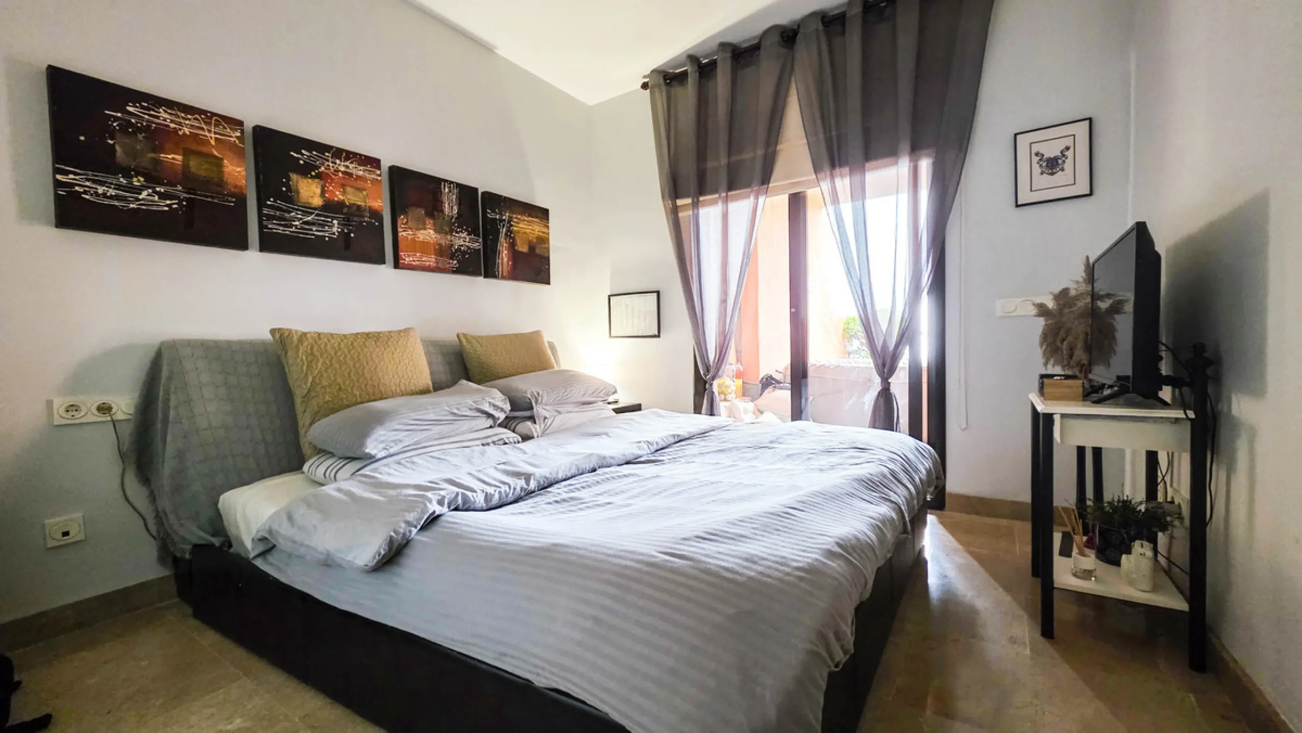 Set within a well-maintained residential community in La Duquesa, this ground floor apartment with sea views and a huge private terrace offers the perfect blend of indoor comfort and outdoor living. With the beach, marina, restaurants, and local amenities