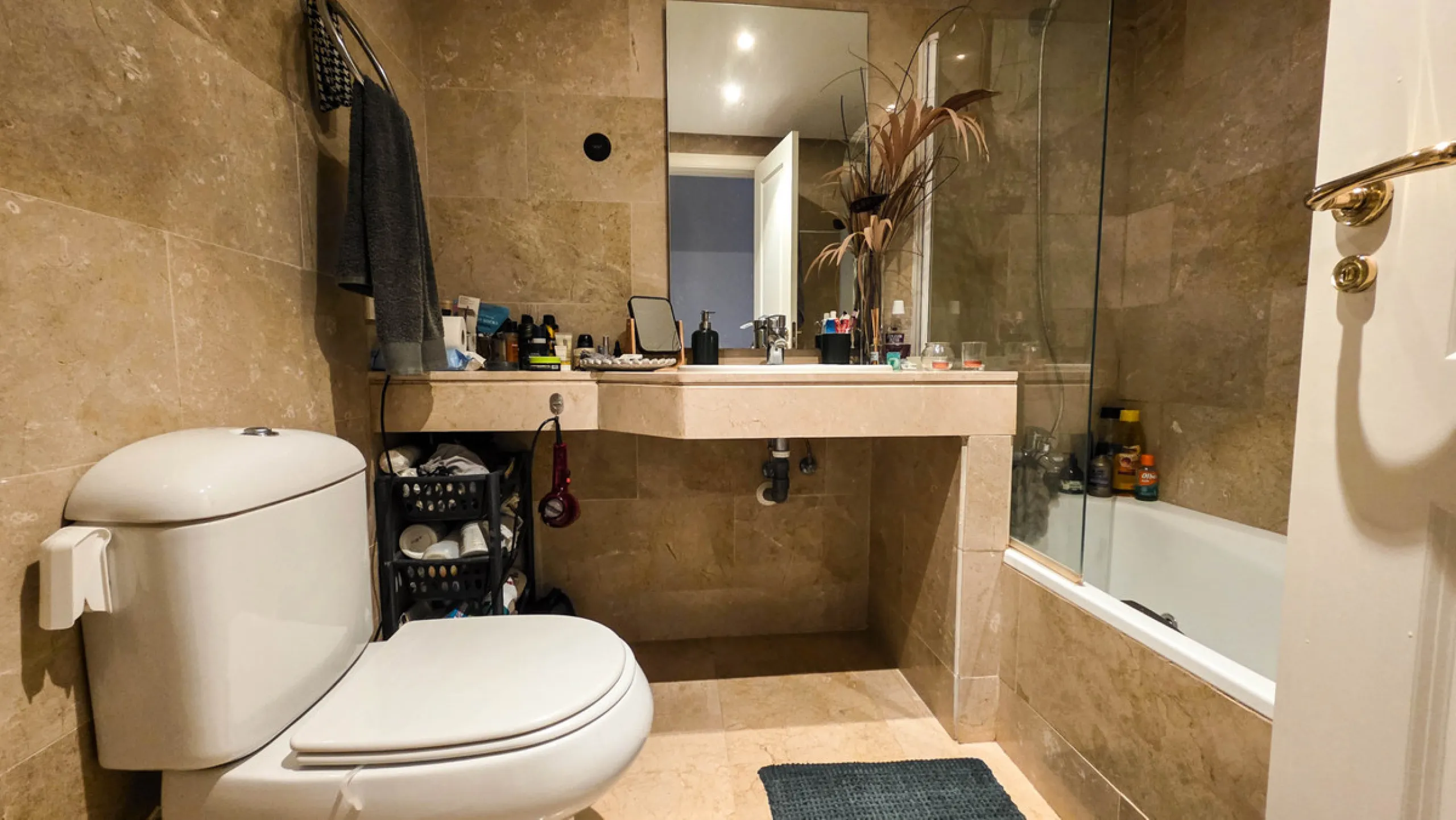 Set within a well-maintained residential community in La Duquesa, this ground floor apartment with sea views and a huge private terrace offers the perfect blend of indoor comfort and outdoor living. With the beach, marina, restaurants, and local amenities