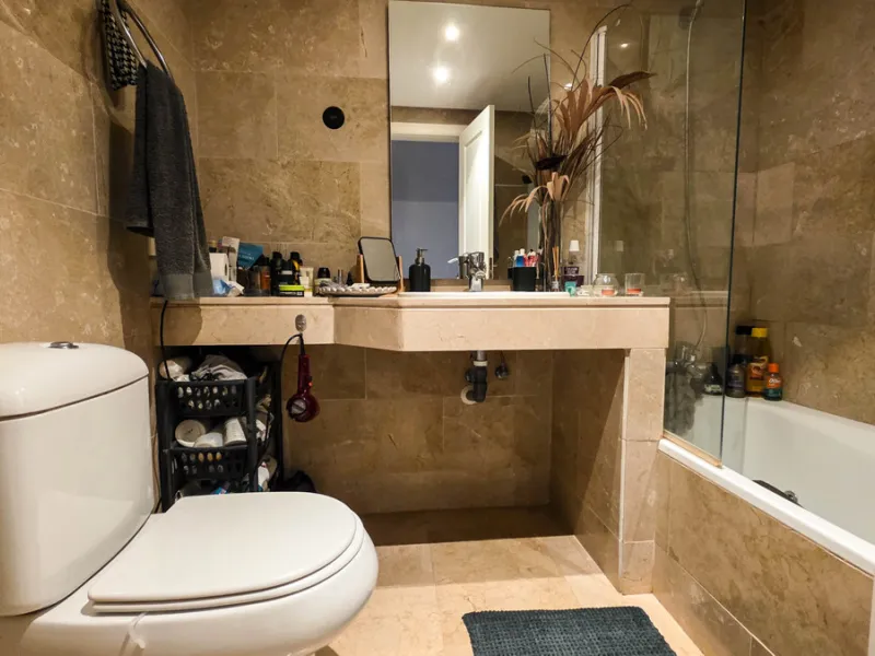 Set within a well-maintained residential community in La Duquesa, this ground floor apartment with sea views and a huge private terrace offers the perfect blend of indoor comfort and outdoor living. With the beach, marina, restaurants, and local amenities
