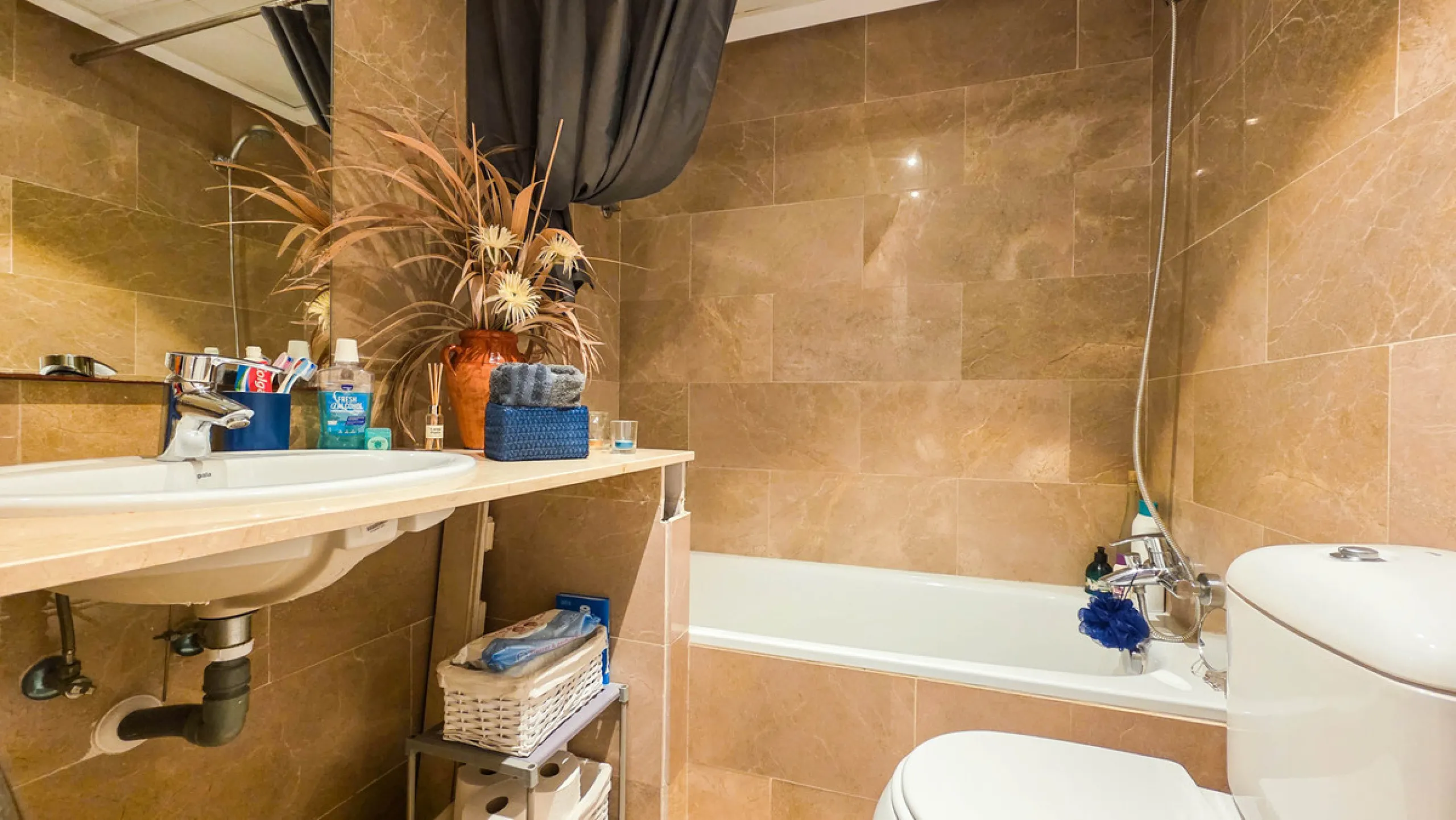 Set within a well-maintained residential community in La Duquesa, this ground floor apartment with sea views and a huge private terrace offers the perfect blend of indoor comfort and outdoor living. With the beach, marina, restaurants, and local amenities