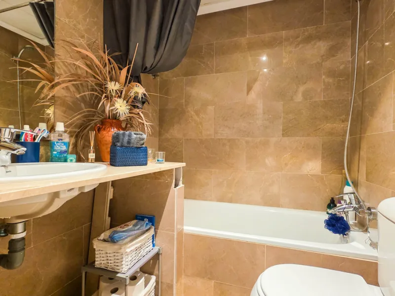 Set within a well-maintained residential community in La Duquesa, this ground floor apartment with sea views and a huge private terrace offers the perfect blend of indoor comfort and outdoor living. With the beach, marina, restaurants, and local amenities